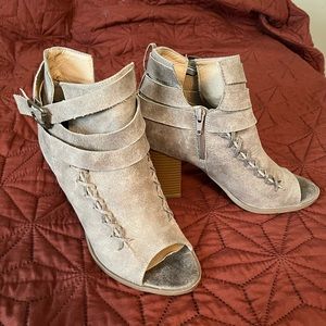 Heeled, open toe sandals